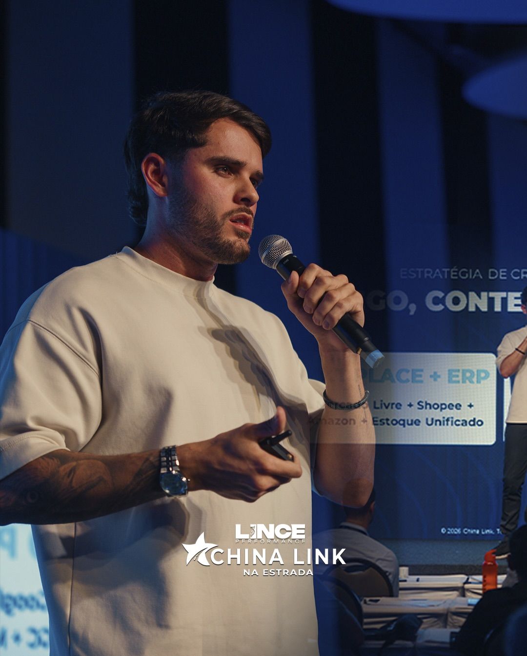 Thomas Macedo palestrando no China Link Na Estrada sobre marketplaces e escala