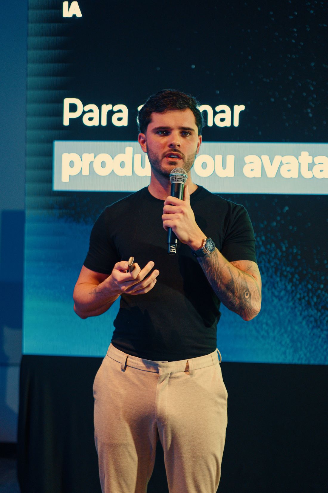 Thomas Macedo palestrando sobre animar produto ou avatar com IA