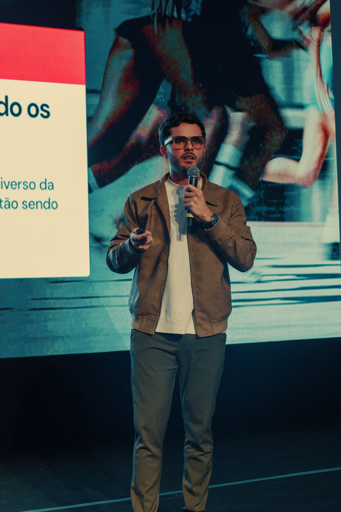 Thomas Macedo palestrando sobre grandes marcas e comunidades