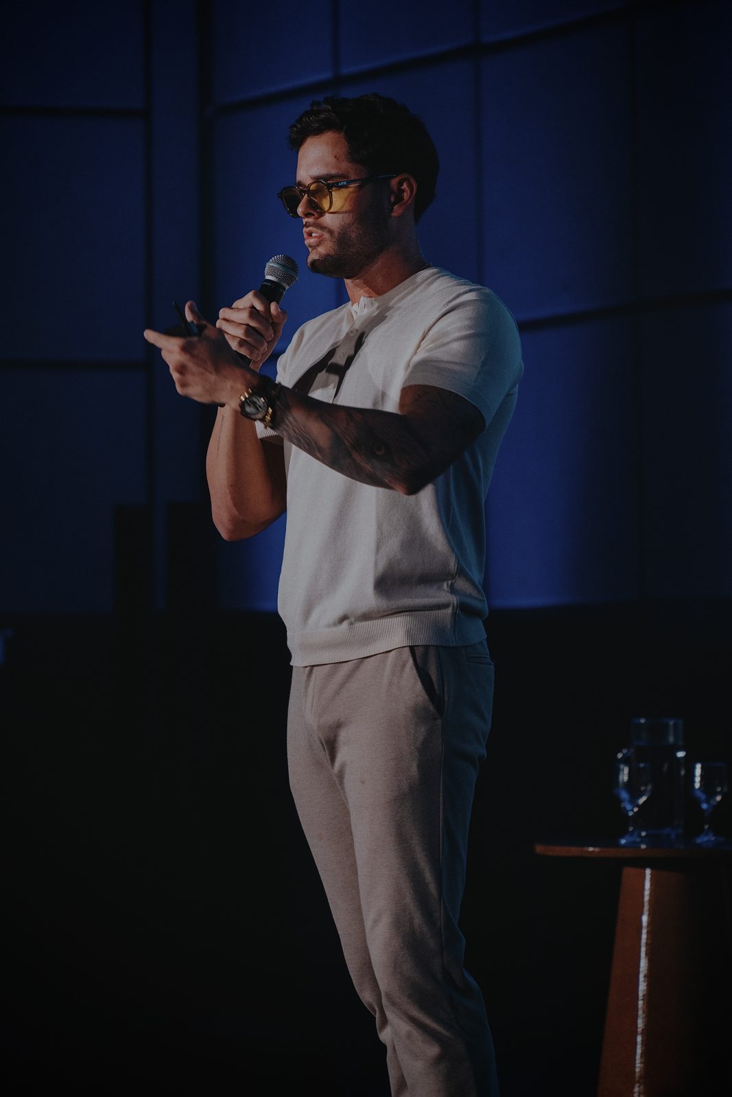 Thomas Macedo gesticulando durante palestra sobre agentes de IA