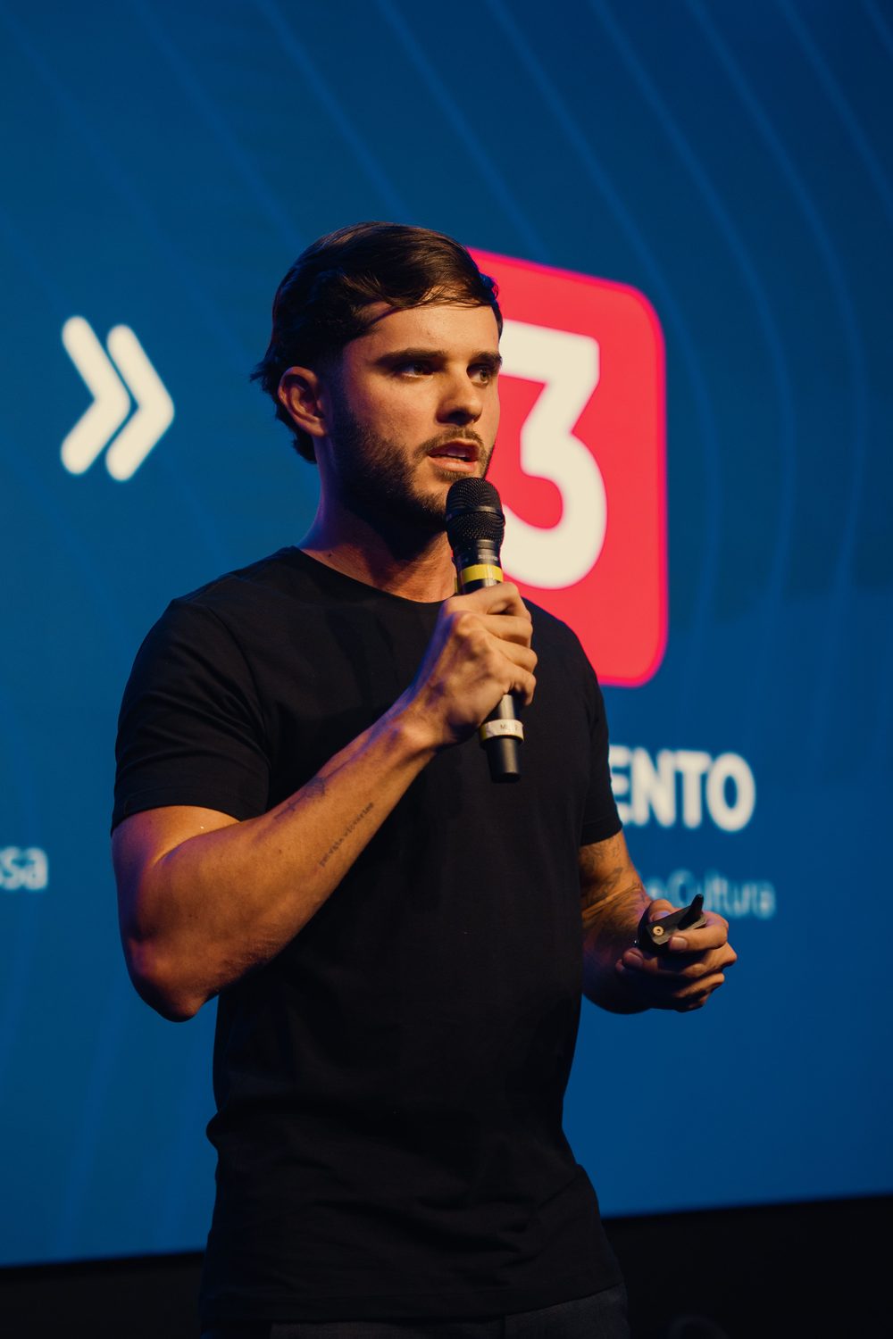 Thomas Macedo palestrando em evento de marketing